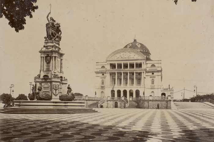 Fotografia storica della piazza antistante il Teatro Amazonas a Manaus, Brasile © Wikipedia