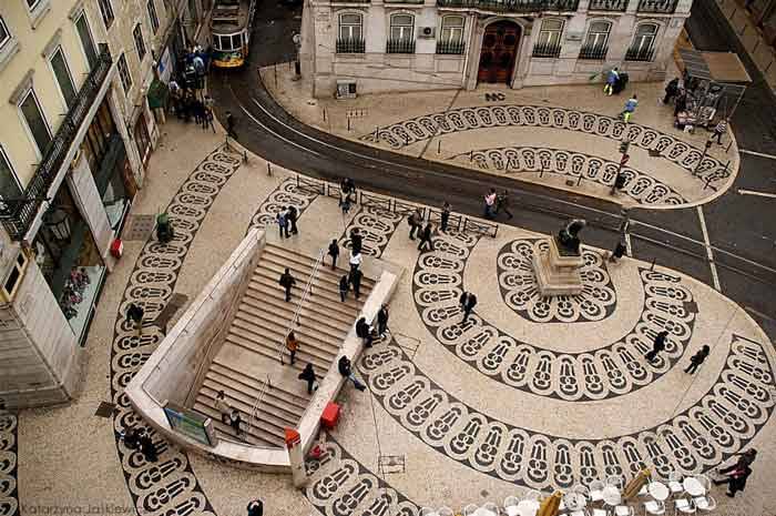 Una pavimentazione in calçada portuguesa nel centro di Lisbona © Katarzyna Jaskiewicz